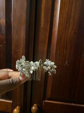 Amazon Essentials Silver Crystal & Pearl Floral Hair Comb